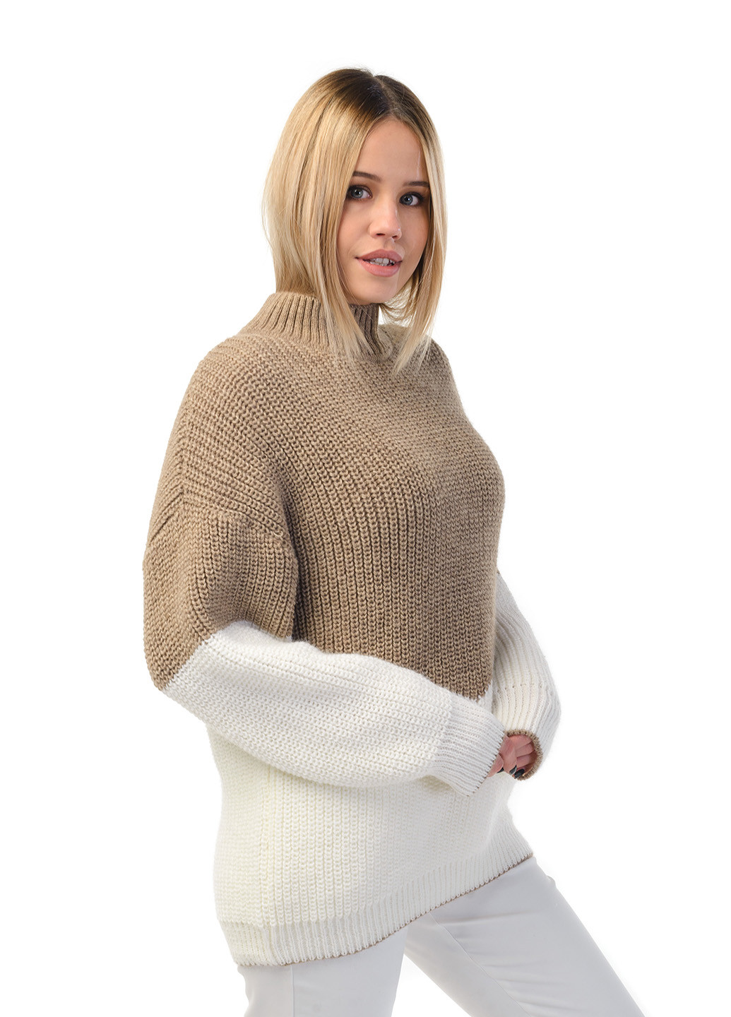 Кофейный женский свитер с воротником стойкой SVTR