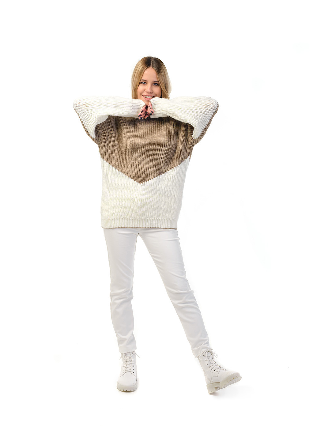 Кавовий жіночий светр з стійкою коміром SVTR