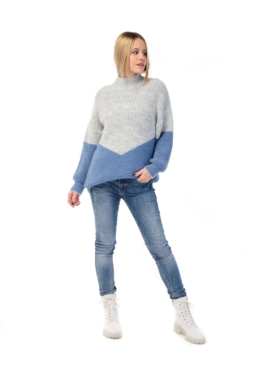 Голубой женский свитер с воротником стойкой SVTR