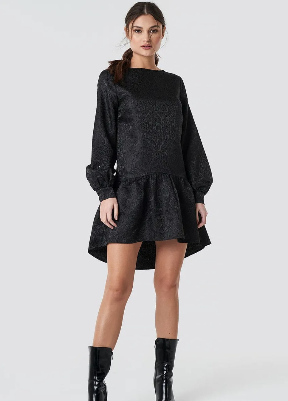 Чорна сукня чорна з великою рюшкою знизу NA-KD