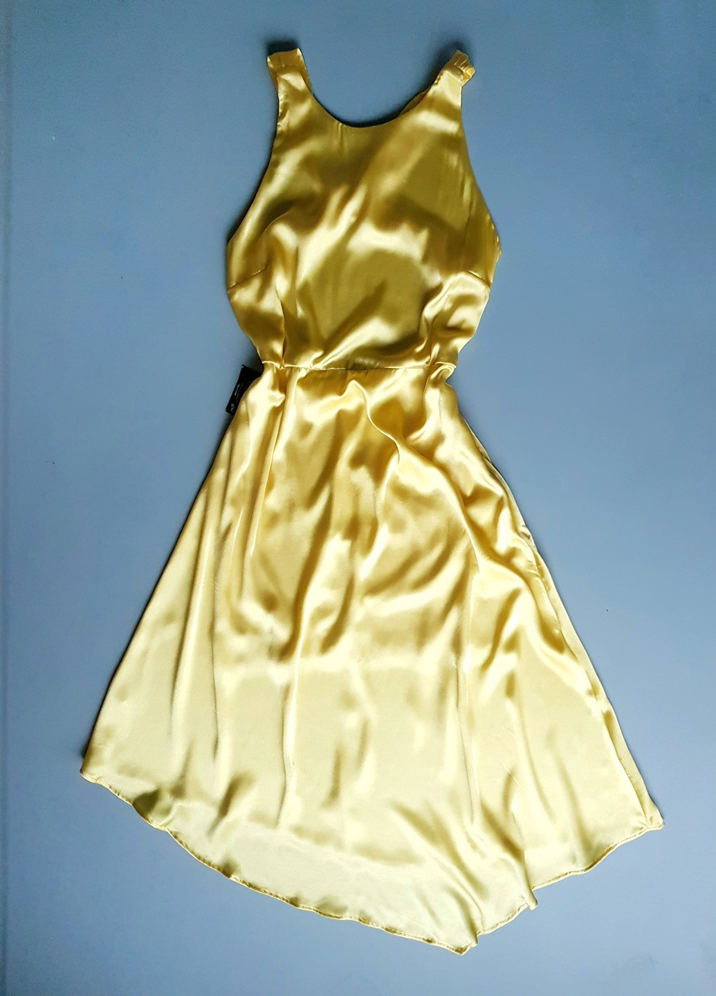 Жовтий жовта атласна сукня з відкритою спинкою Nelly