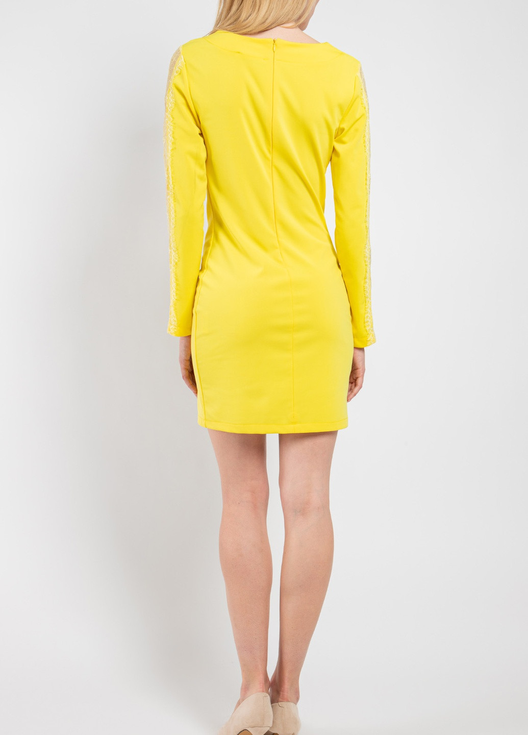 Желтое кэжуал черное короткое платье с кружевом Daniela Fargion однотонное