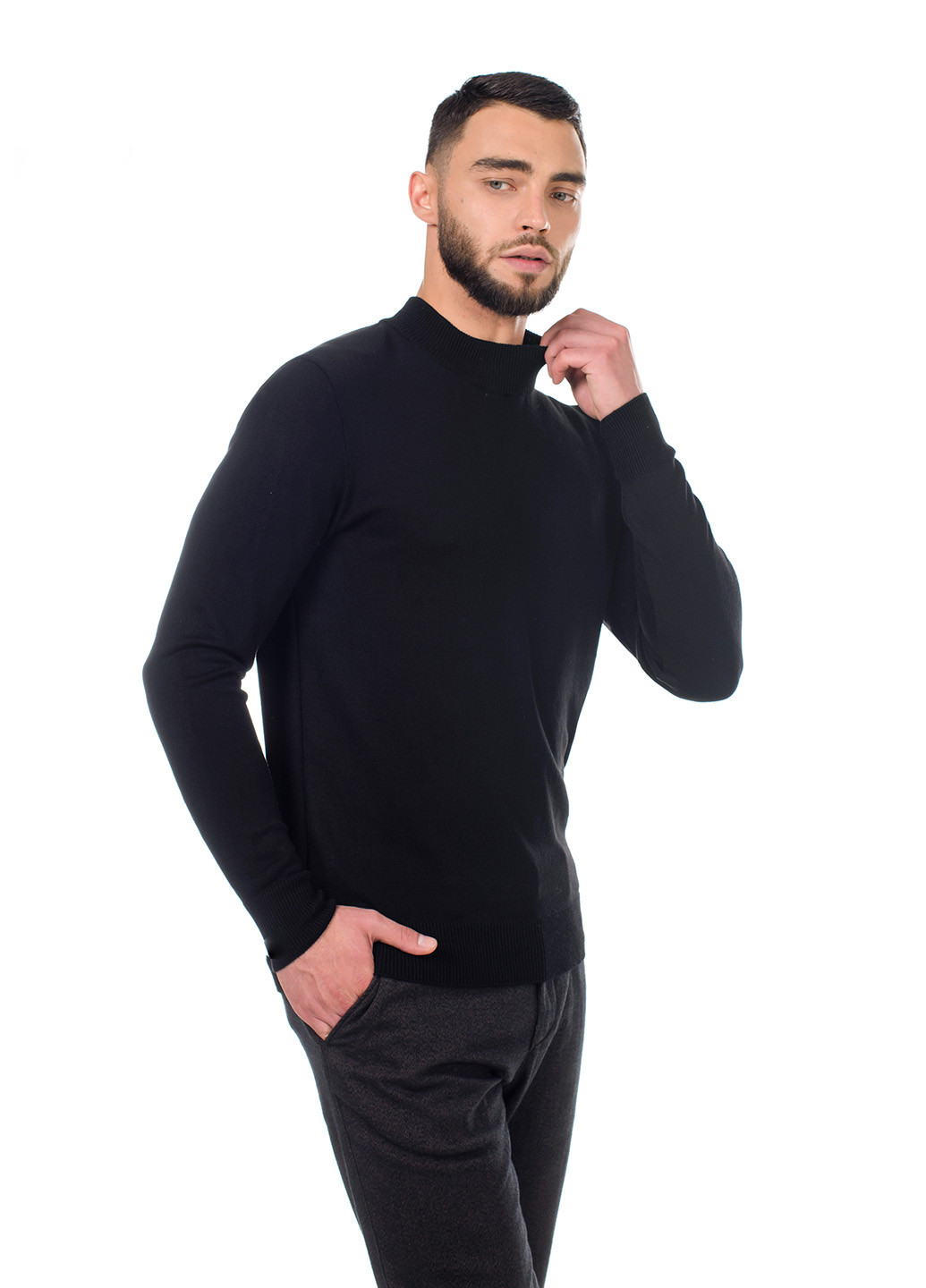 Черный мужской свитер с воротником "стойка" SVTR