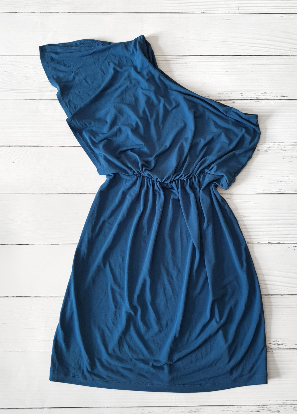 Синее платье с открытым плечем No Brand