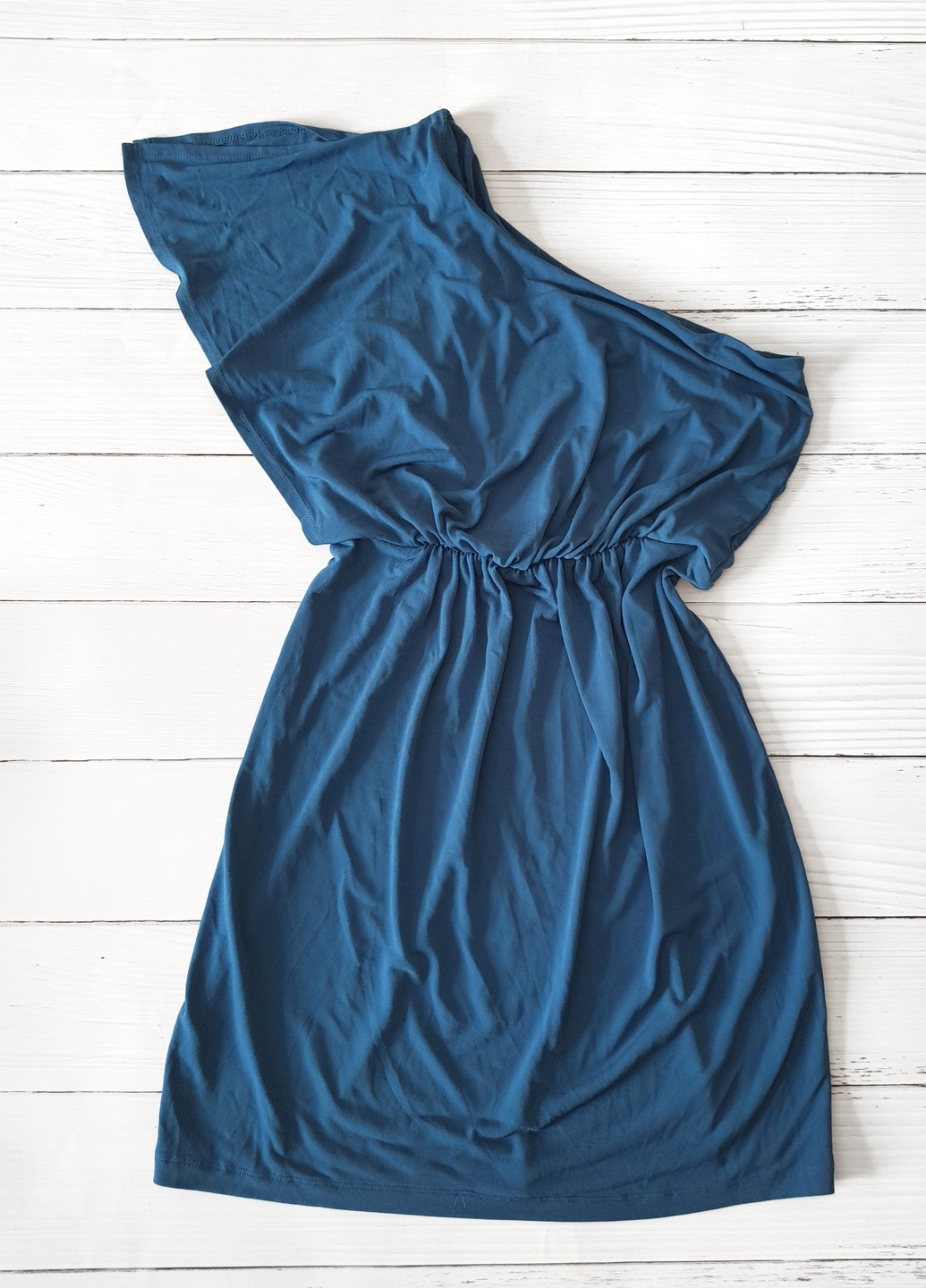 Синее платье с открытым плечем No Brand