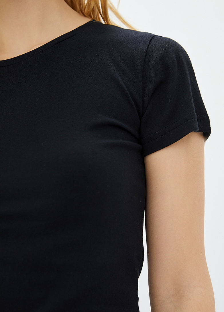Черная всесезон футболка однотонная приталеная с коротким рукавом Роза