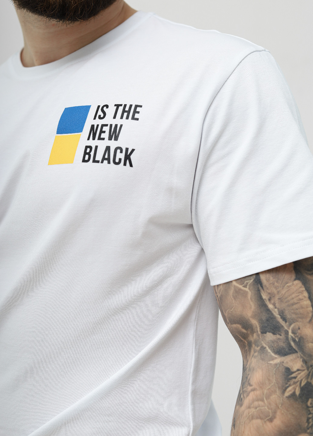 Белая футболка "is the new black" белого цвета Rebellis