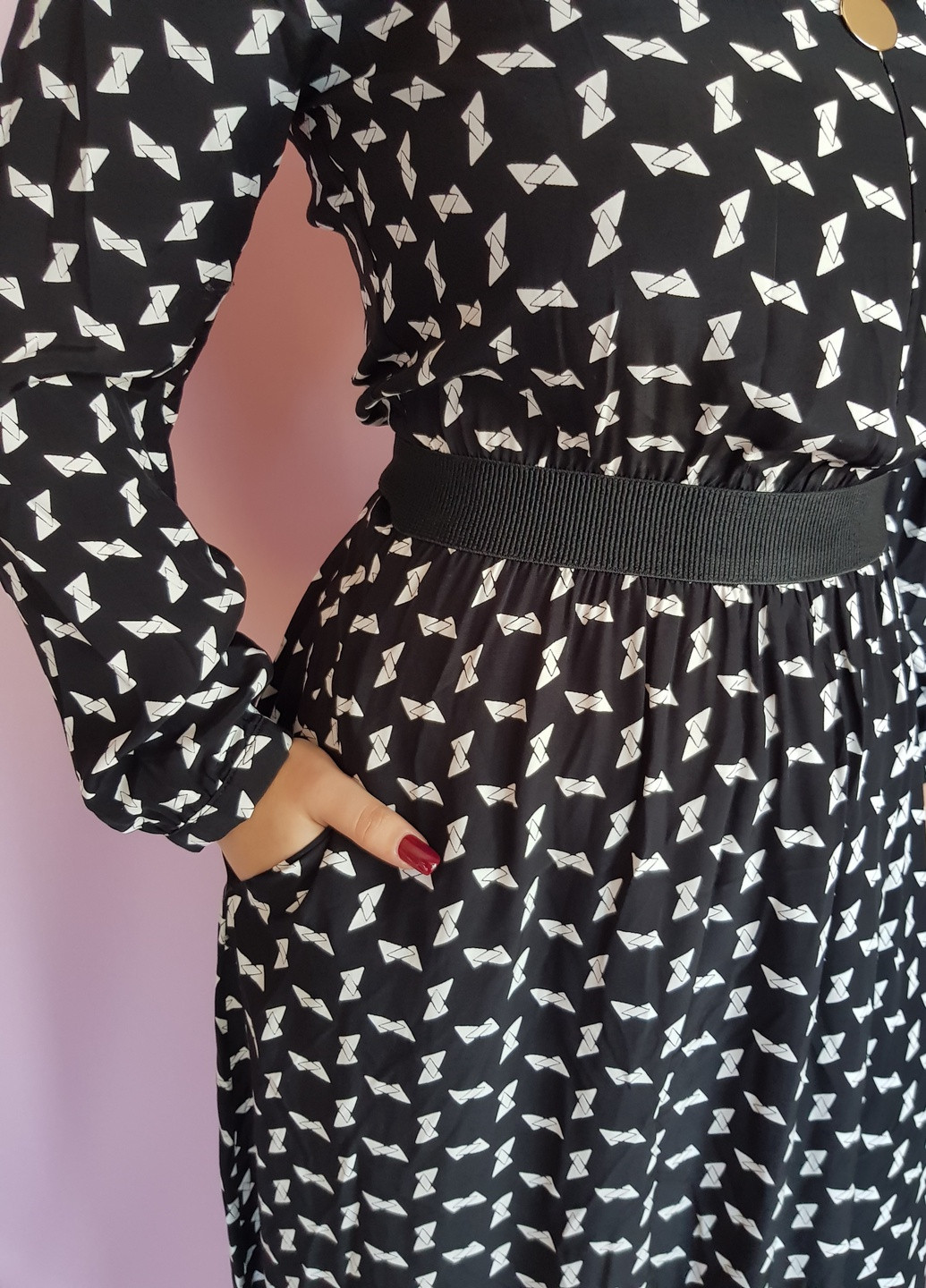 Черно-белое платье миди в геометричный принт Piena