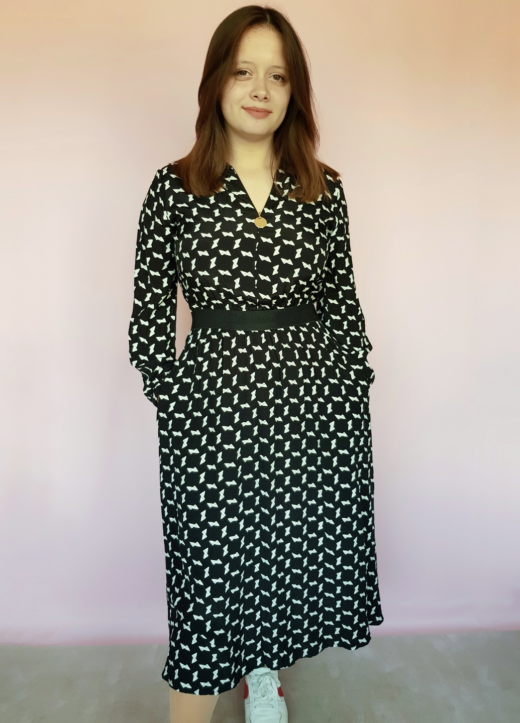 Черно-белое платье миди в геометричный принт Piena