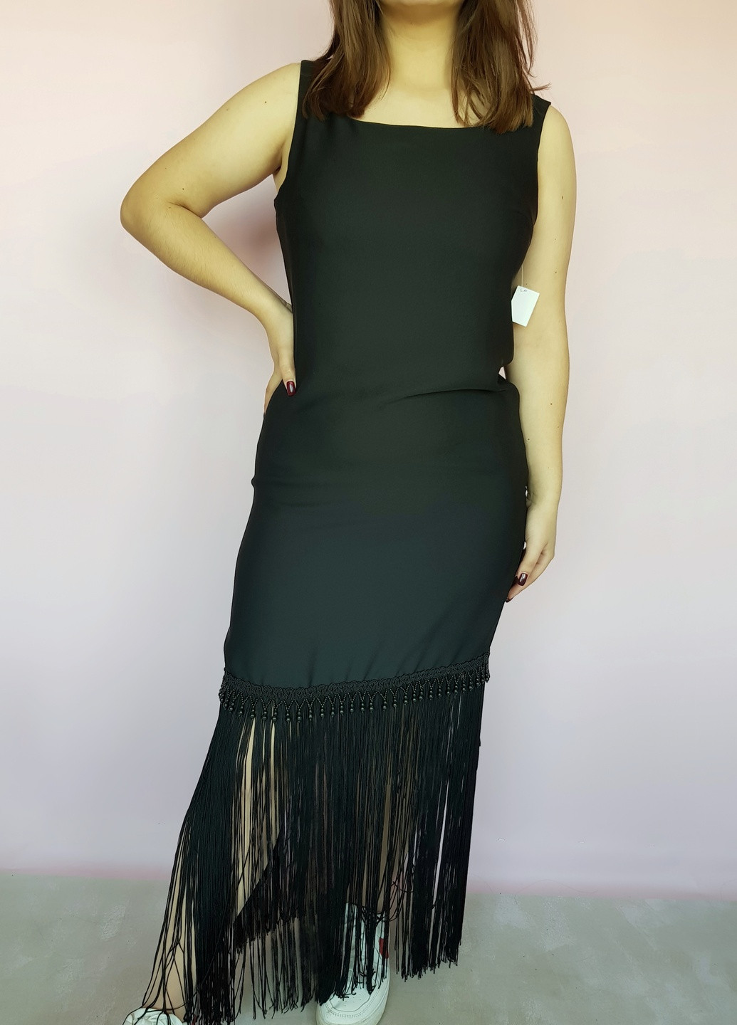 Черное платье черное с бахромой внизу No Brand
