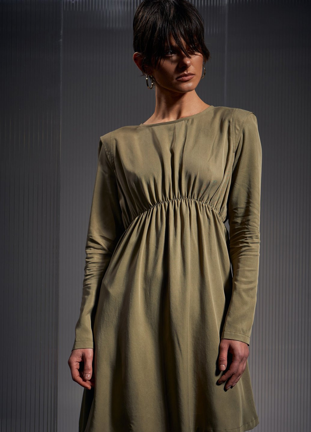 Оливкова (хакі) повсякденний сукня з штапелю з відрізною талією Gepur однотонна