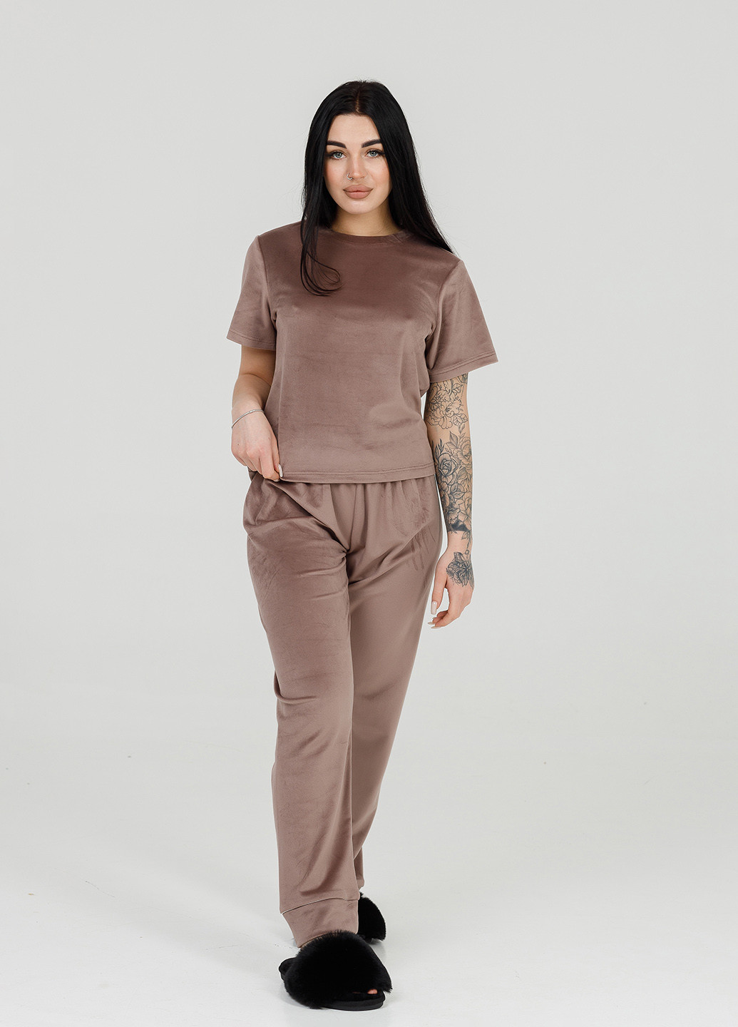 Темно-коричневая всесезон велюровая пижама (футблка+брюки) мокко футболка + брюки SONTSVIT