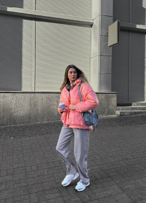 Рожева зимня куртка коротка, подовжена ззаду з великим капюшоном і ременем ZF inspire