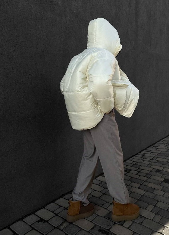 Біла зимня куртка коротка, подовжена ззаду з великим капюшоном і ременем ZF inspire