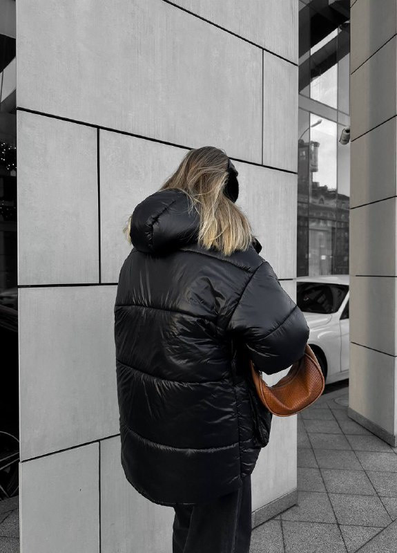 Черная зимняя куртка короткая, удлиненная сзади с большим капюшоном и поясом ZF inspire