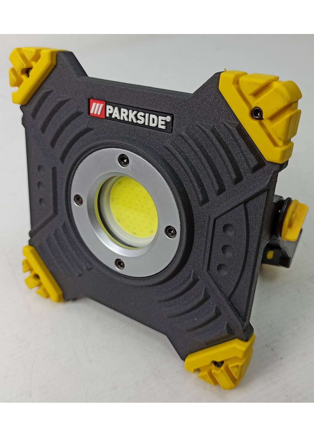 Лампа, ліхтар акумуляторна з вбудованим павербенком 3500 мАг 16,5 см Parkside (257201716)