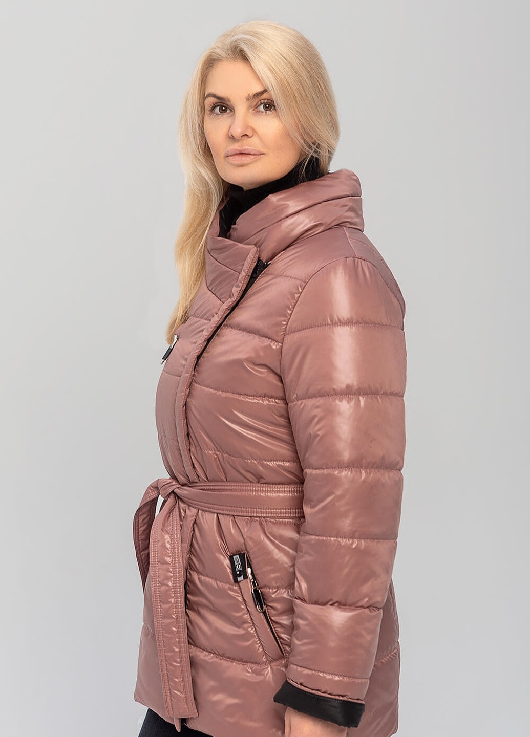 Пудровая демисезонная демисезонная женская куртка мартина с поясом MioRichi