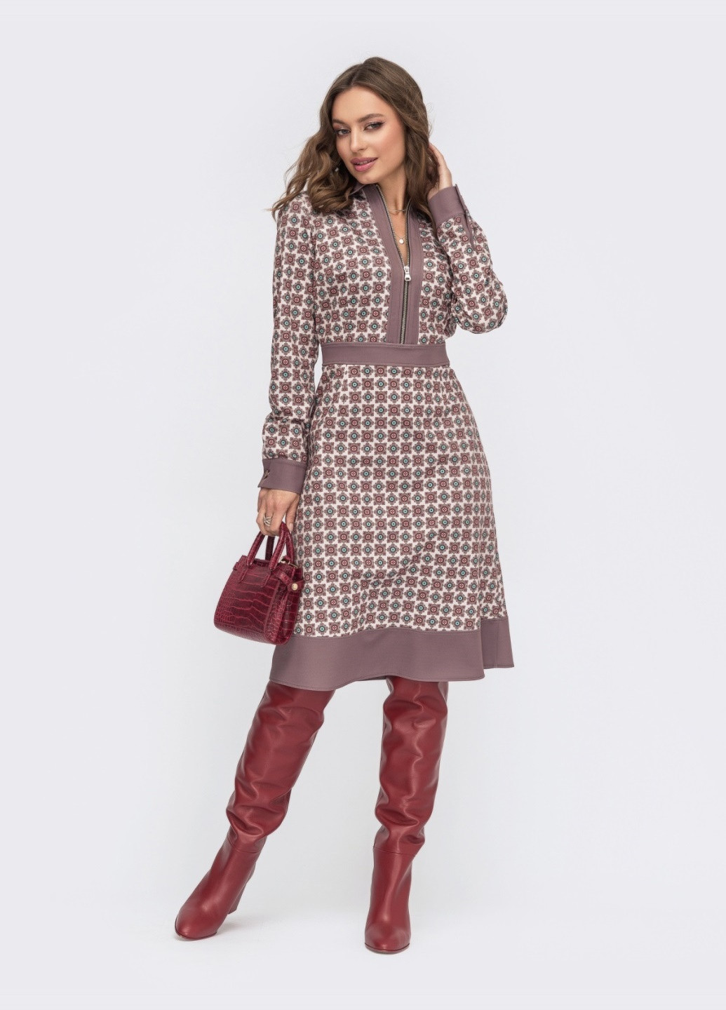 Бежевое кэжуал трикотажное платье с принтом и отложным воротником бежевое Dressa