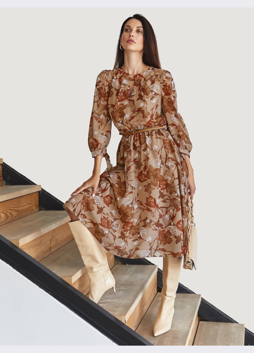 Бежева кежуал шифонове плаття-міді в квітковий принт з вирізом бежеве Dressa