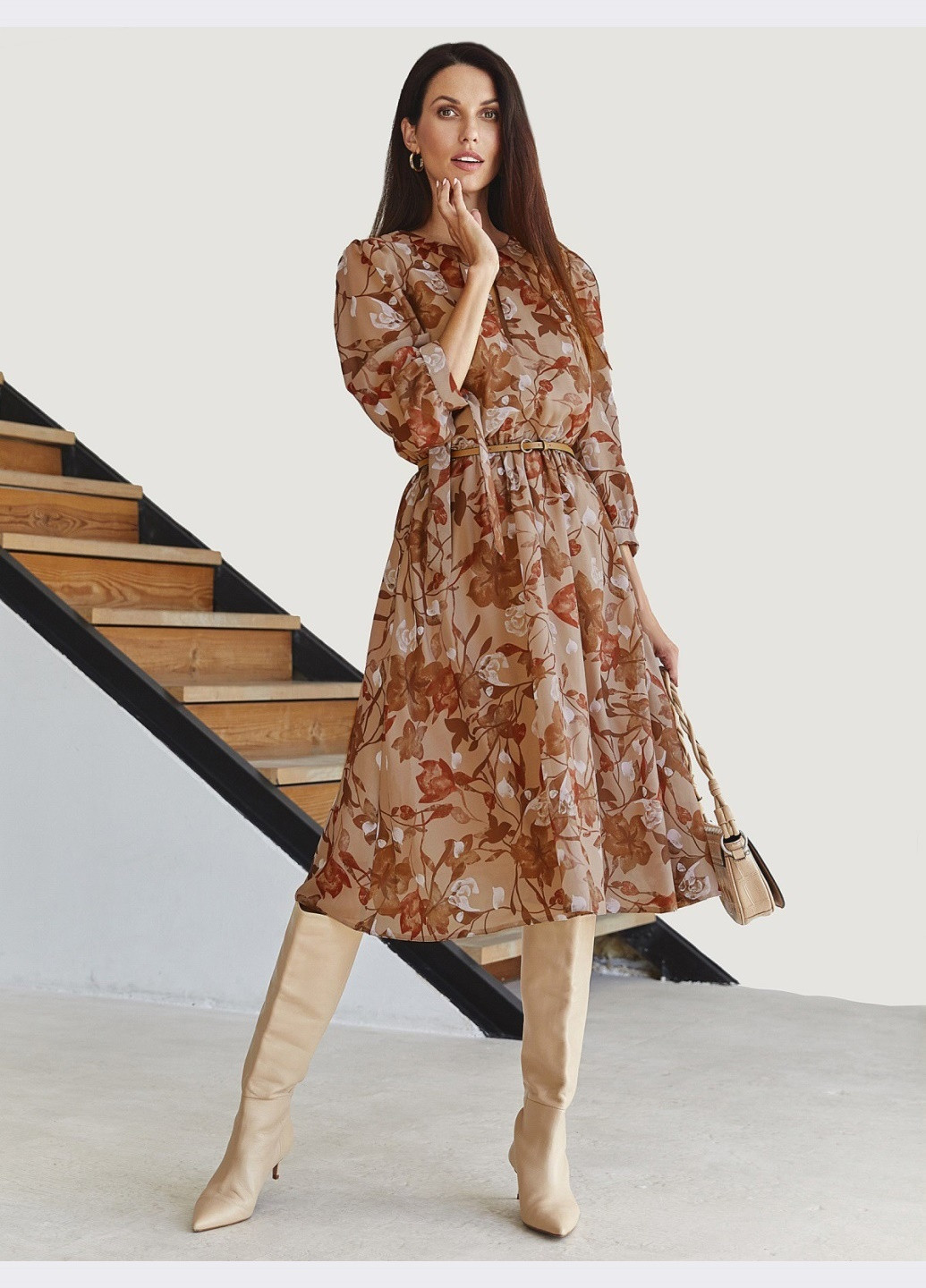 Бежевое кэжуал шифоновое платье-миди в цветочный принт с вырезом бежевое Dressa