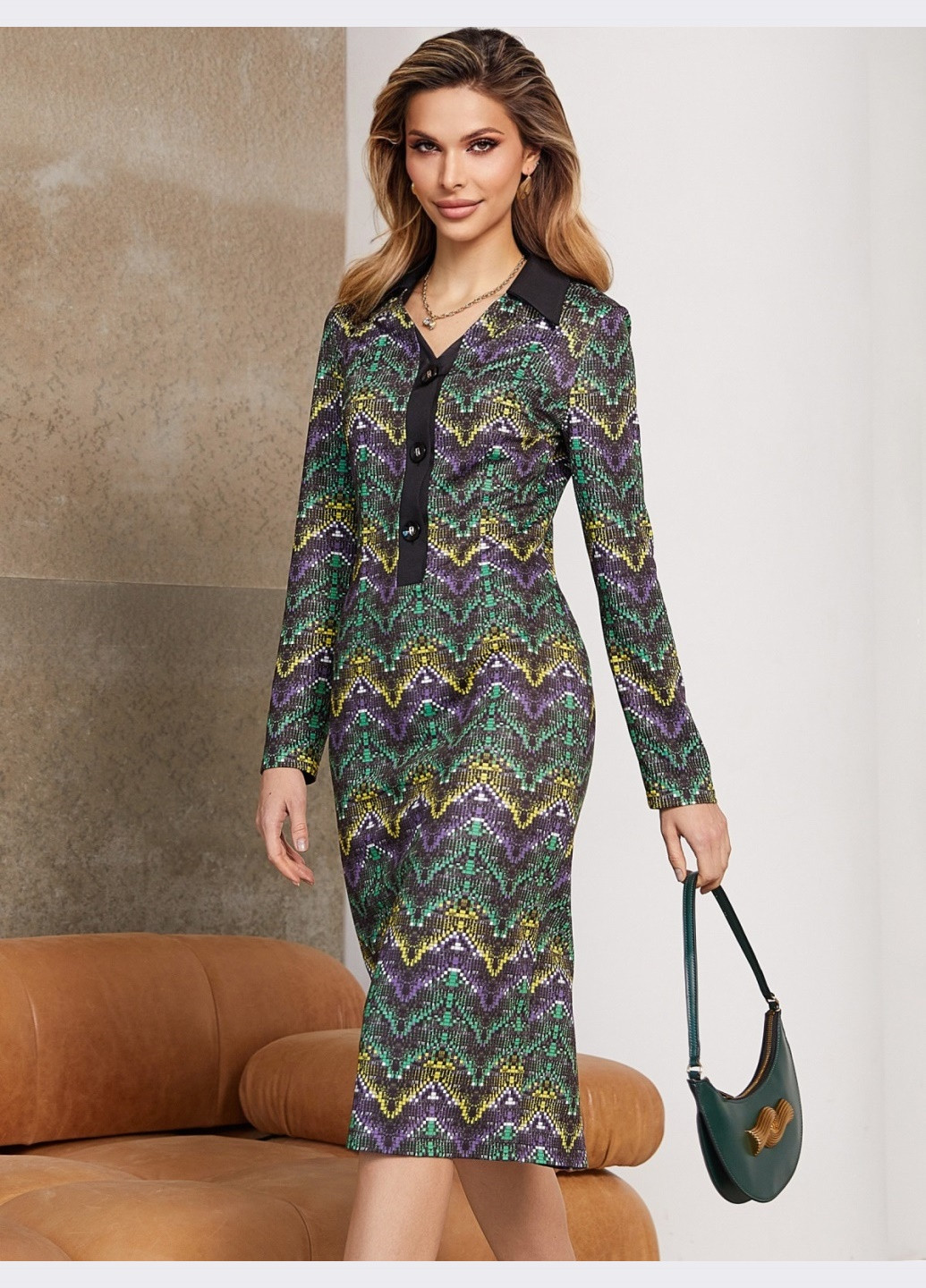 Зеленое кэжуал приталенное платье из трикотажа с принтом и воротником зеленое Dressa