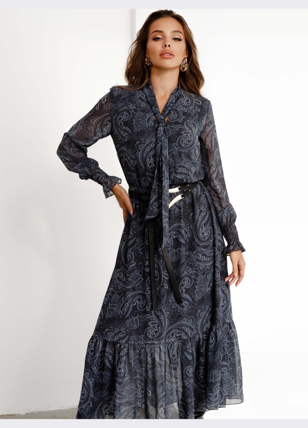 Серое кэжуал расклешенное платье с принтом и воланом по низу графитовое Dressa
