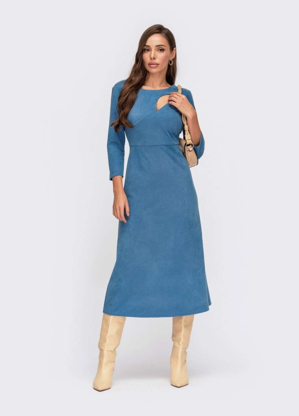 Голубое кэжуал замшевое платье с вырезом и юбкой-трапецией голубое Dressa