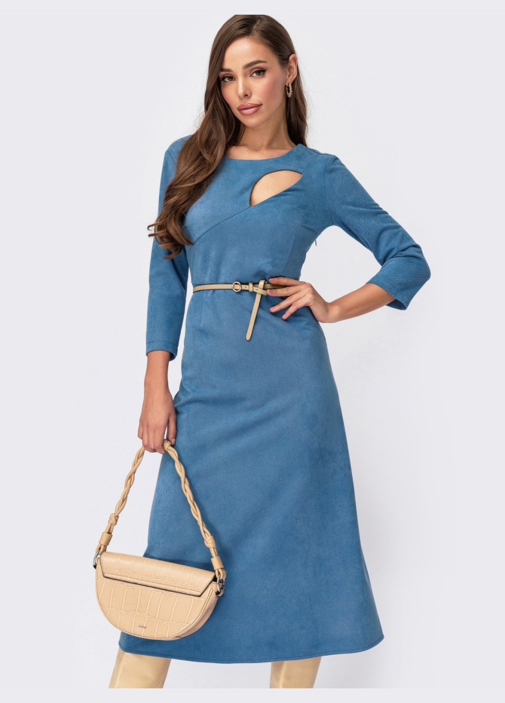 Голубое кэжуал замшевое платье с вырезом и юбкой-трапецией голубое Dressa