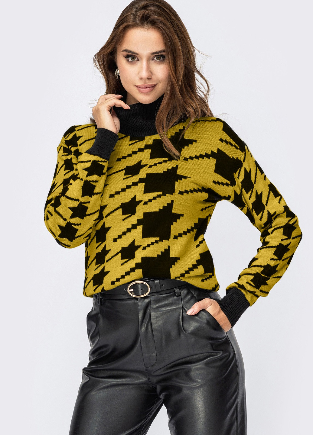 Горчичный зимний вязаный свитер горчичного цвета в крупную «гусиную лапку» Dressa