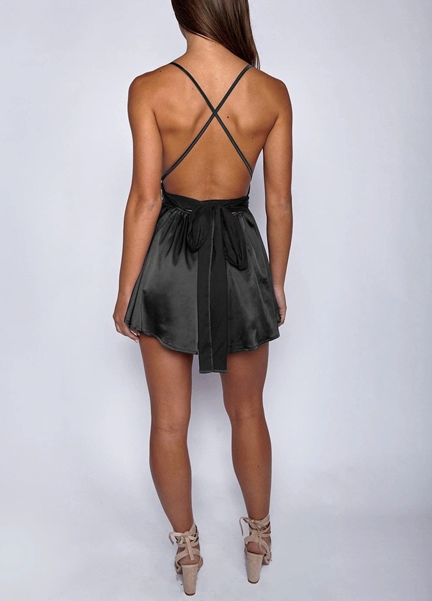 Эффектное атласное платье-шорты мини с глубоким декольте — черный No Brand (257347536)