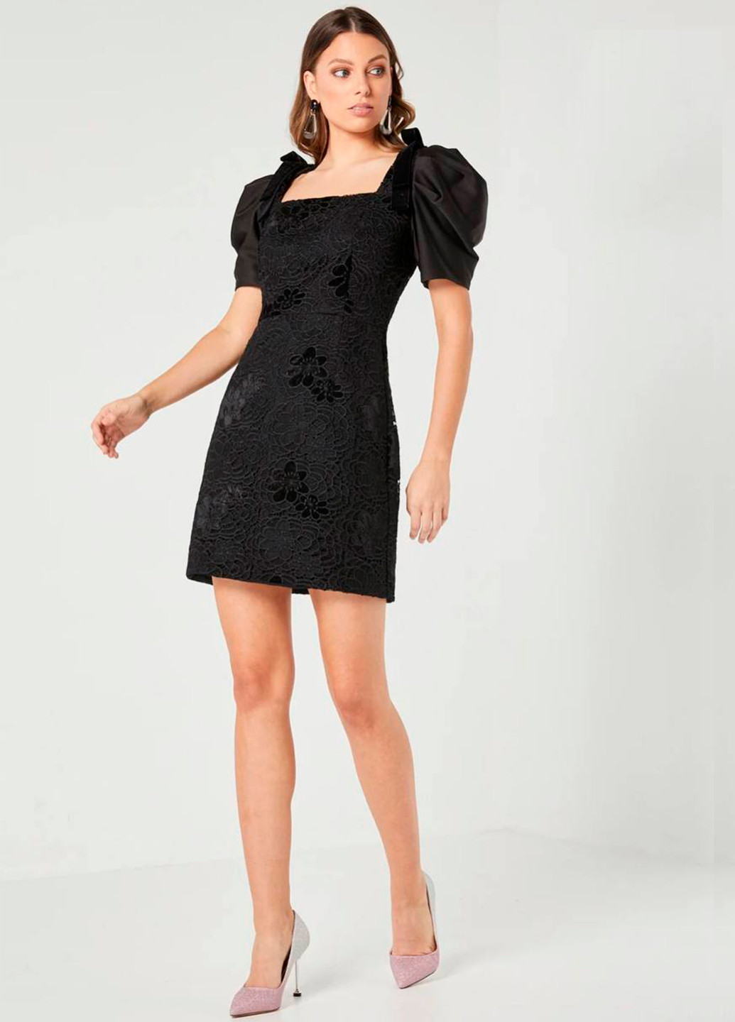 Чорна вечірня мереживна міні сукня з пишними короткими рукавами а-силует, футляр Elliatt однотонна