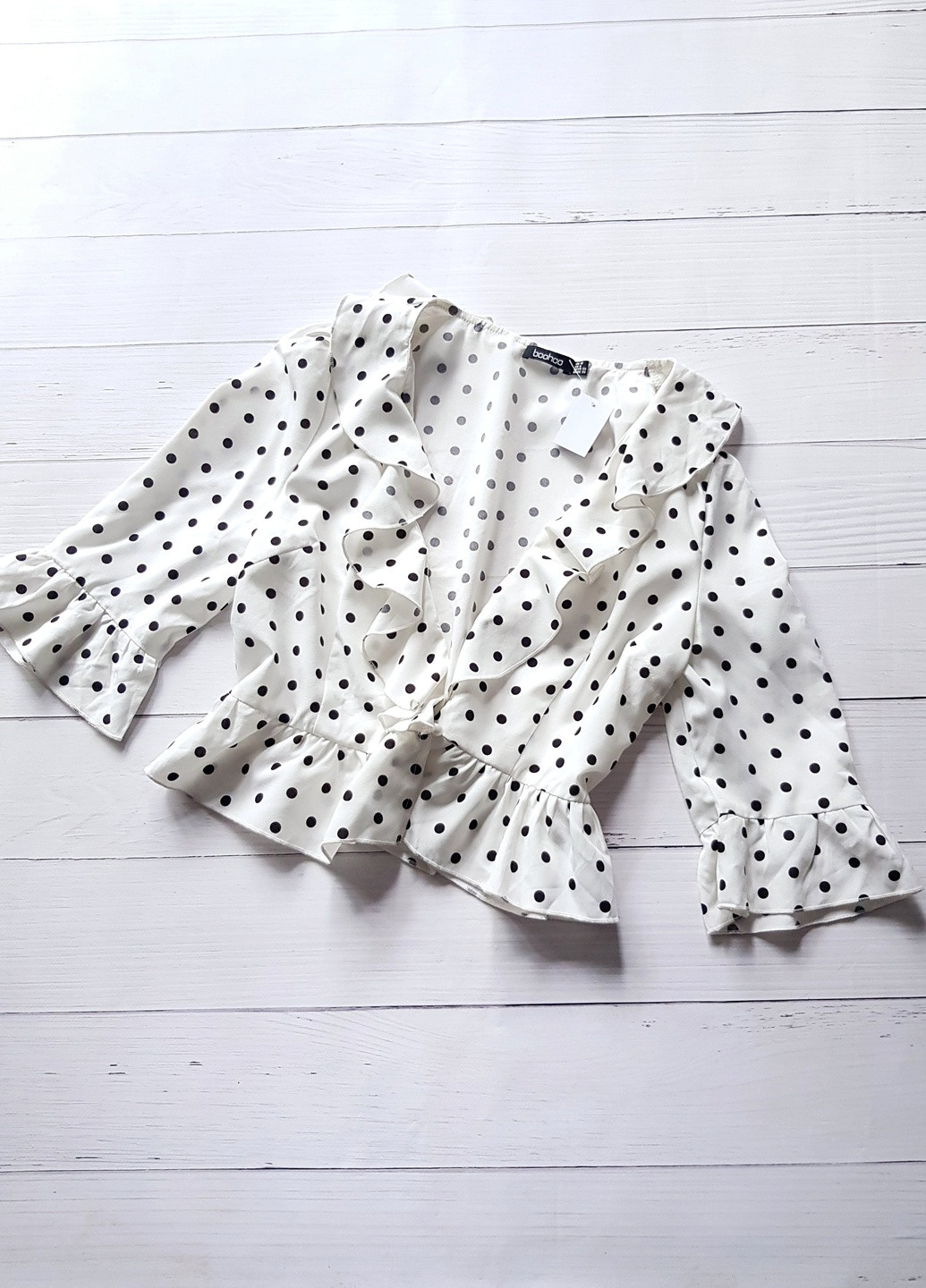 Біла блуза укорочена в горошок біла Boohoo