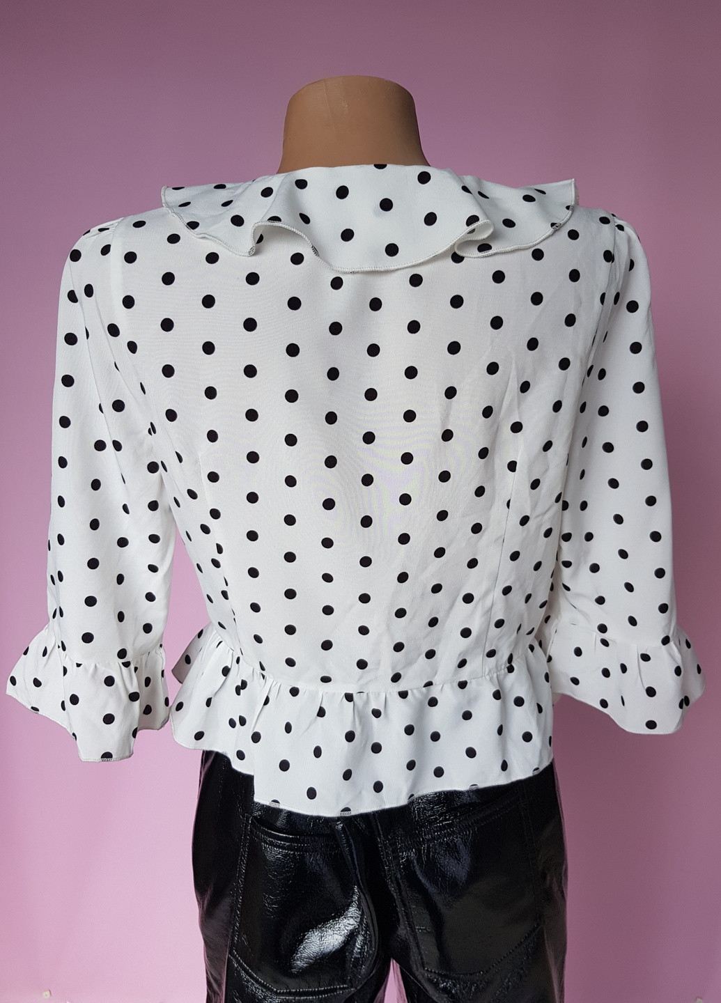 Біла блуза укорочена в горошок біла Boohoo