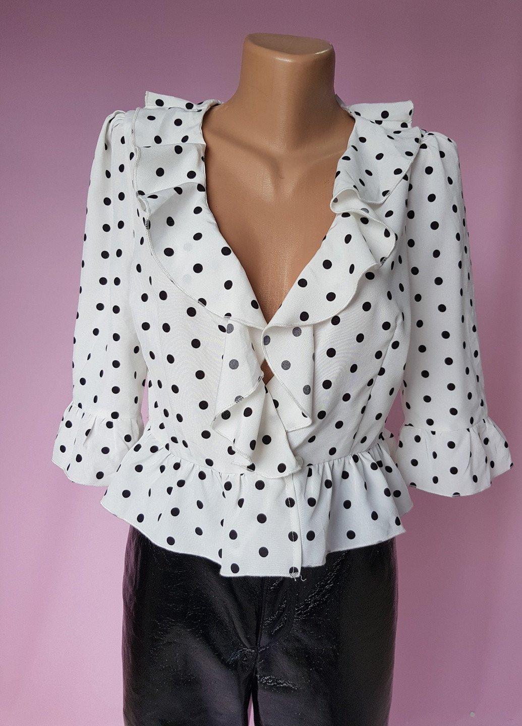 Біла блуза укорочена в горошок біла Boohoo