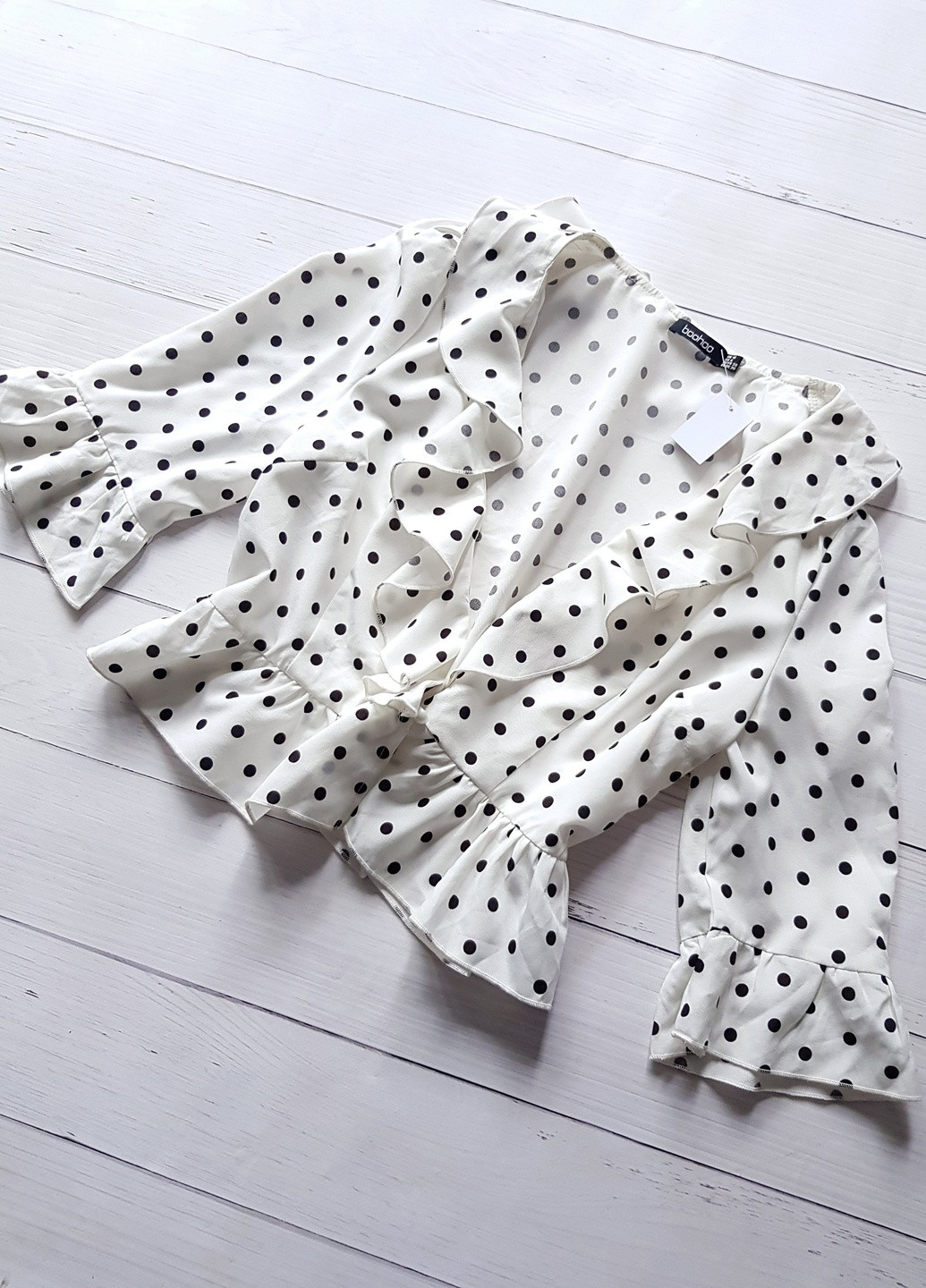 Біла блуза укорочена в горошок біла Boohoo