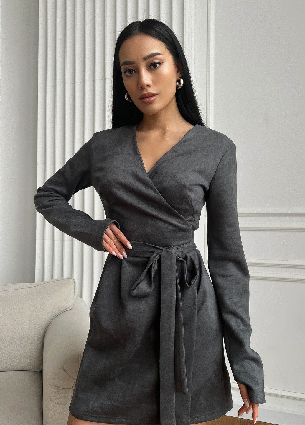 Серое деловое стильно платье мини из еко замши Jadone Fashion однотонное
