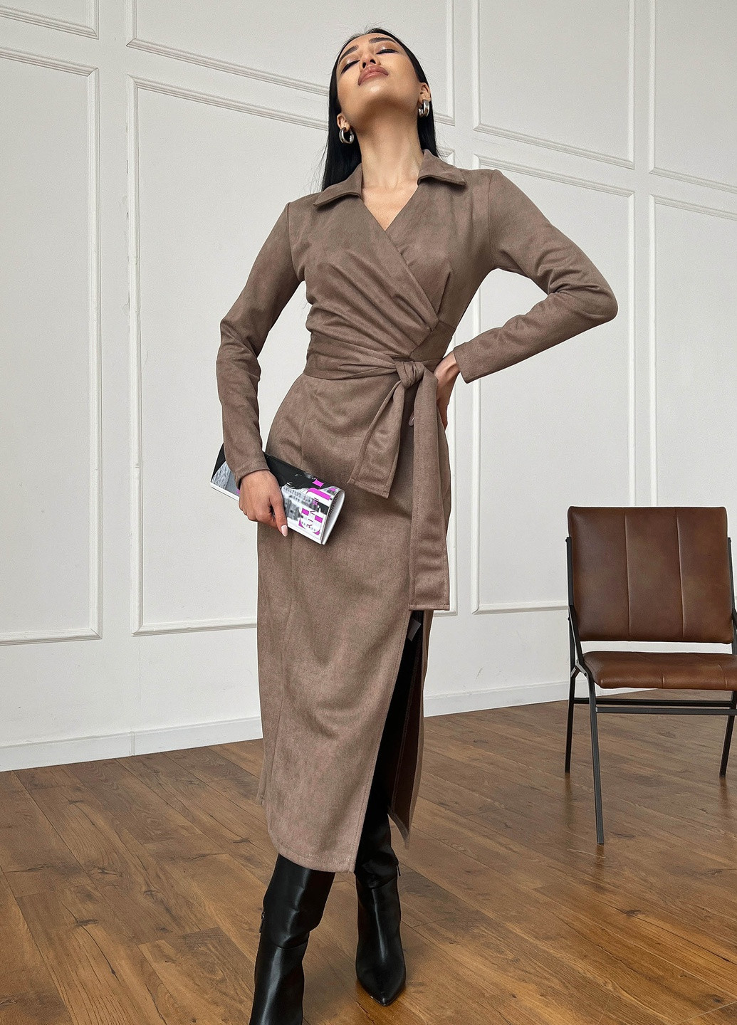 Кофейное деловое стильное платье миди из еко замши Jadone Fashion однотонное