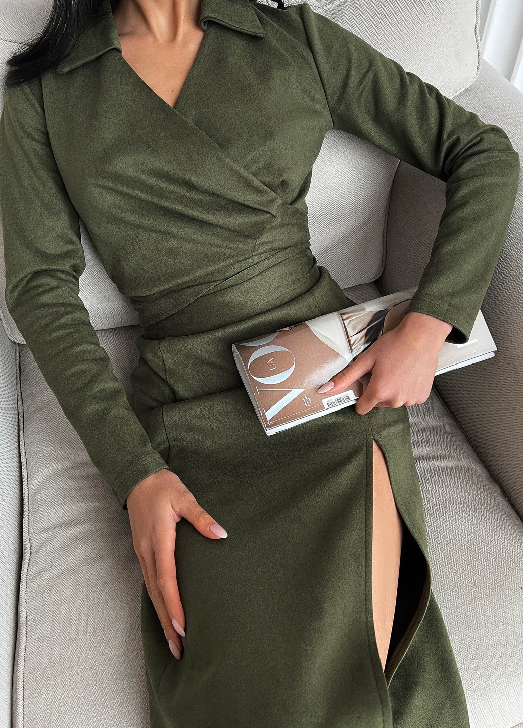 Оливковое (хаки) деловое стильное платье миди из еко замши Jadone Fashion однотонное