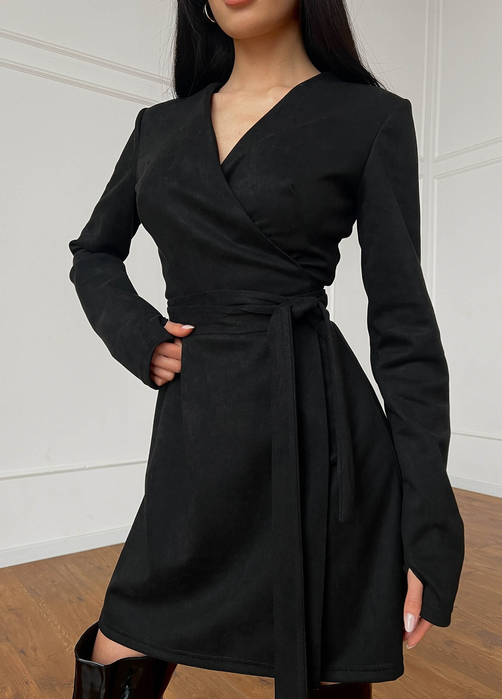 Черное деловое стильно платье мини из еко замши Jadone Fashion однотонное