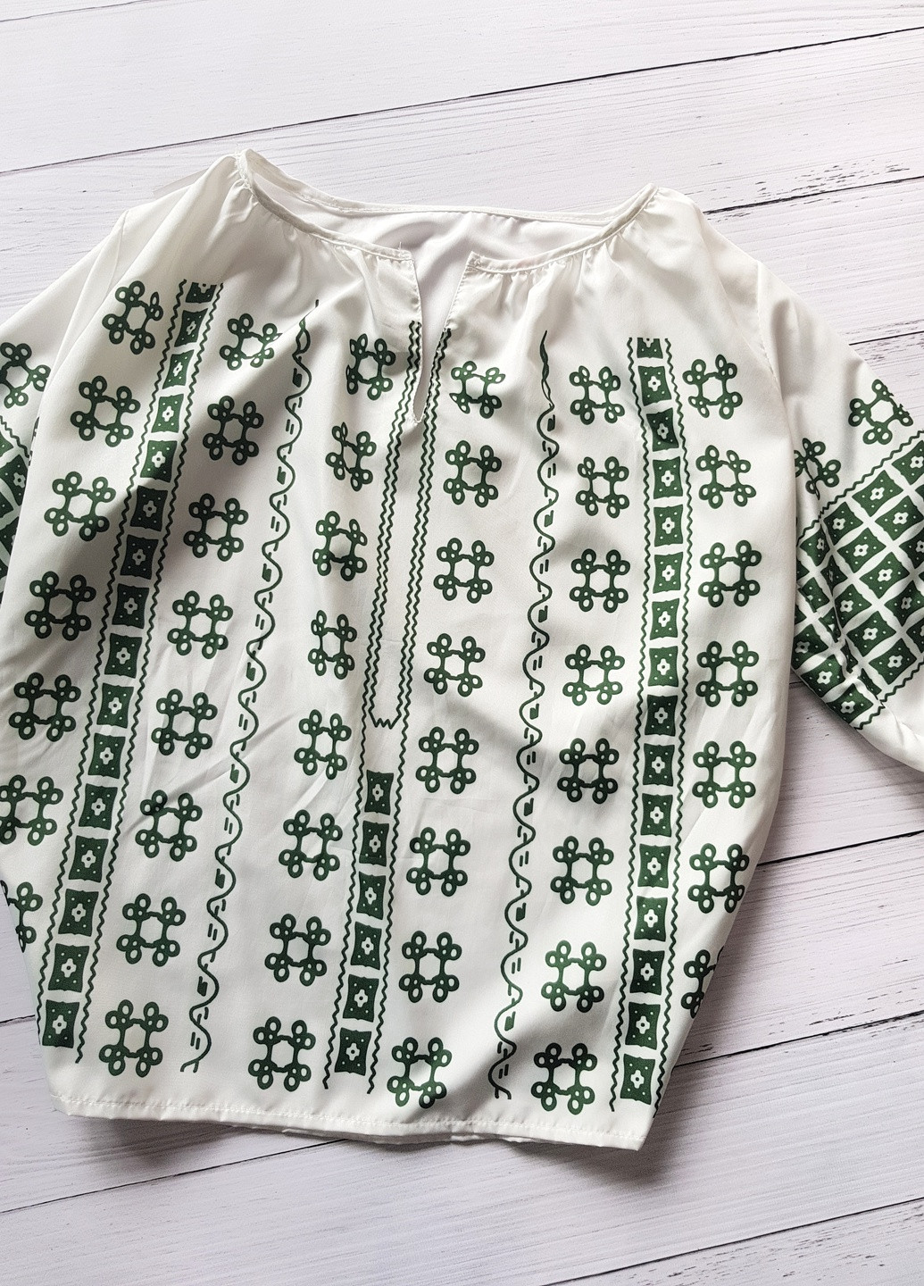 Біла демісезонна блузка з малюнком-орнаментом біла з зеленим No Brand