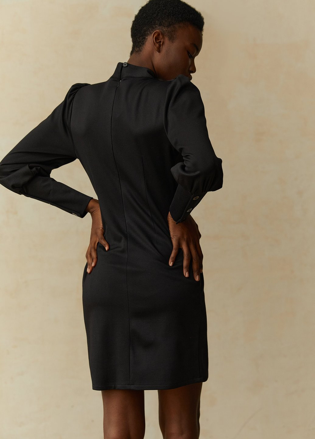 Черное деловое черное платье с широкими манжетами Gepur однотонное