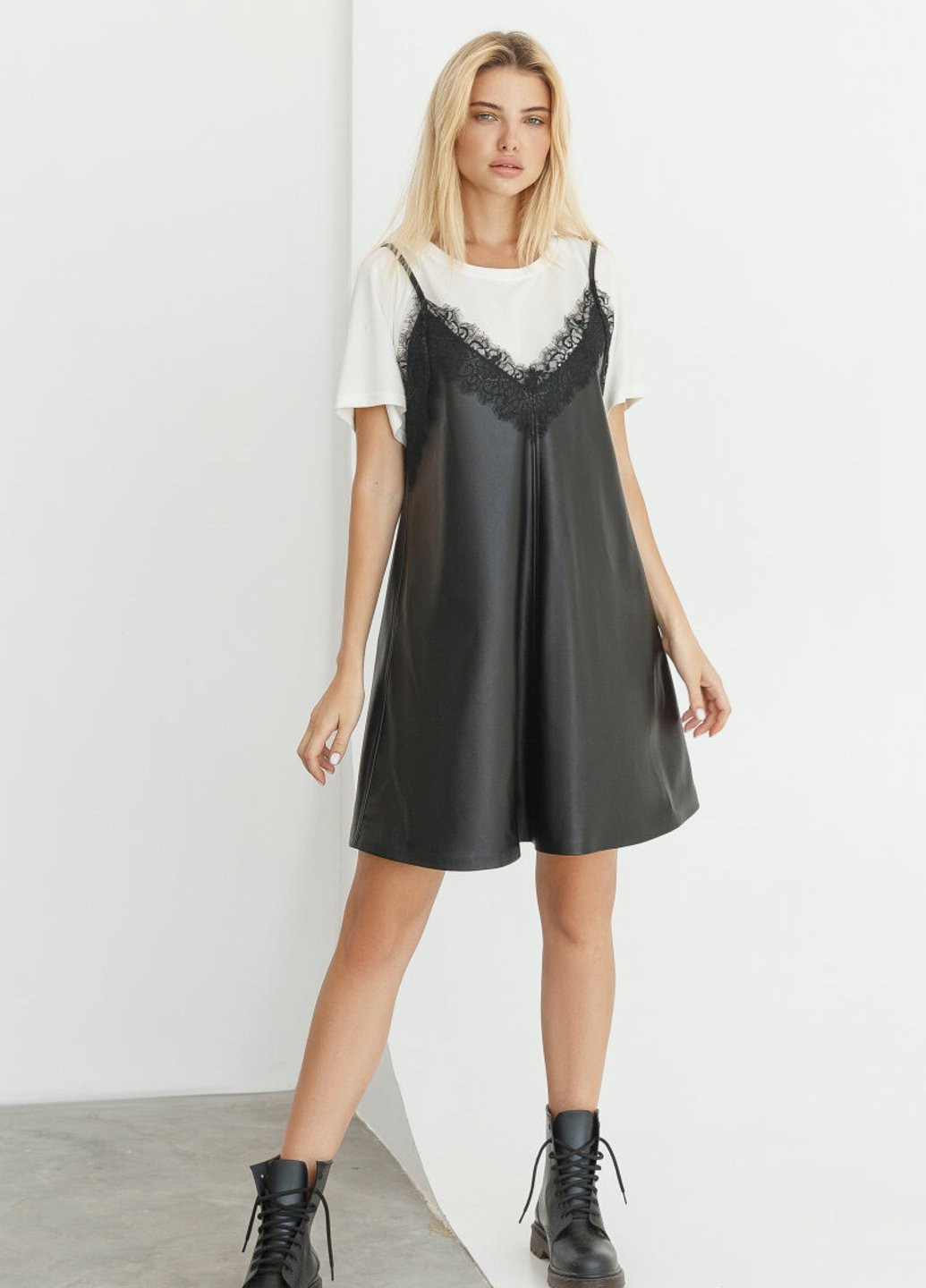 Чорна повсякденний шкіряне плаття-міні в білизняному стилі Gepur однотонна