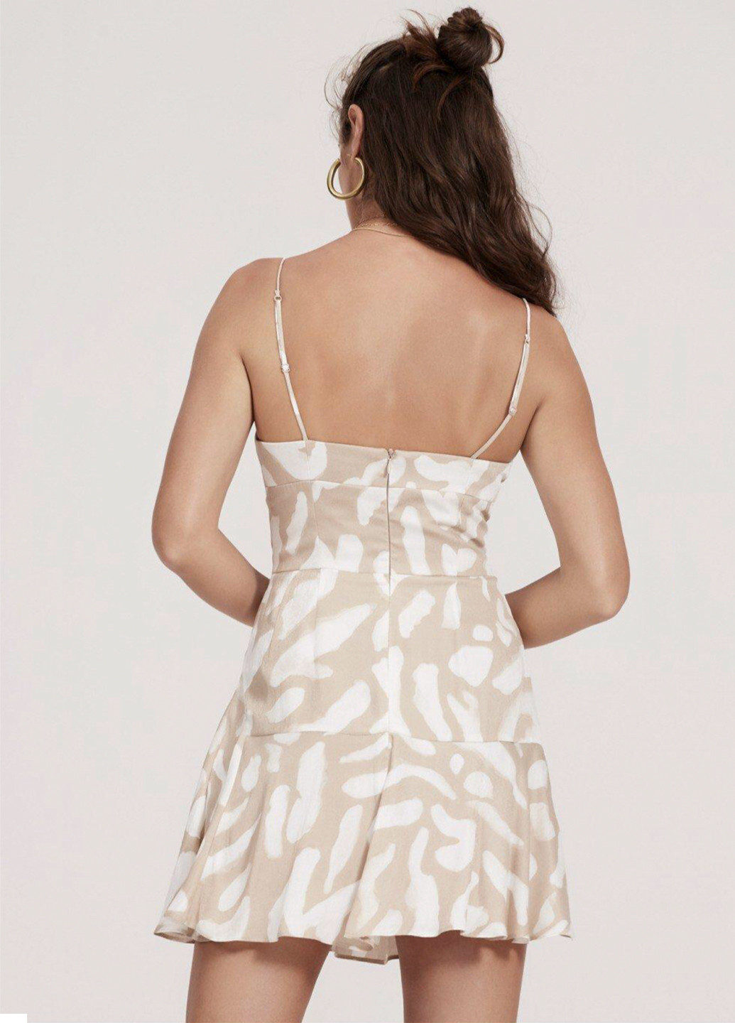 Бежевое кэжуал мини платье с открытыми плечами а-силуэт Finders Keepers с абстрактным узором