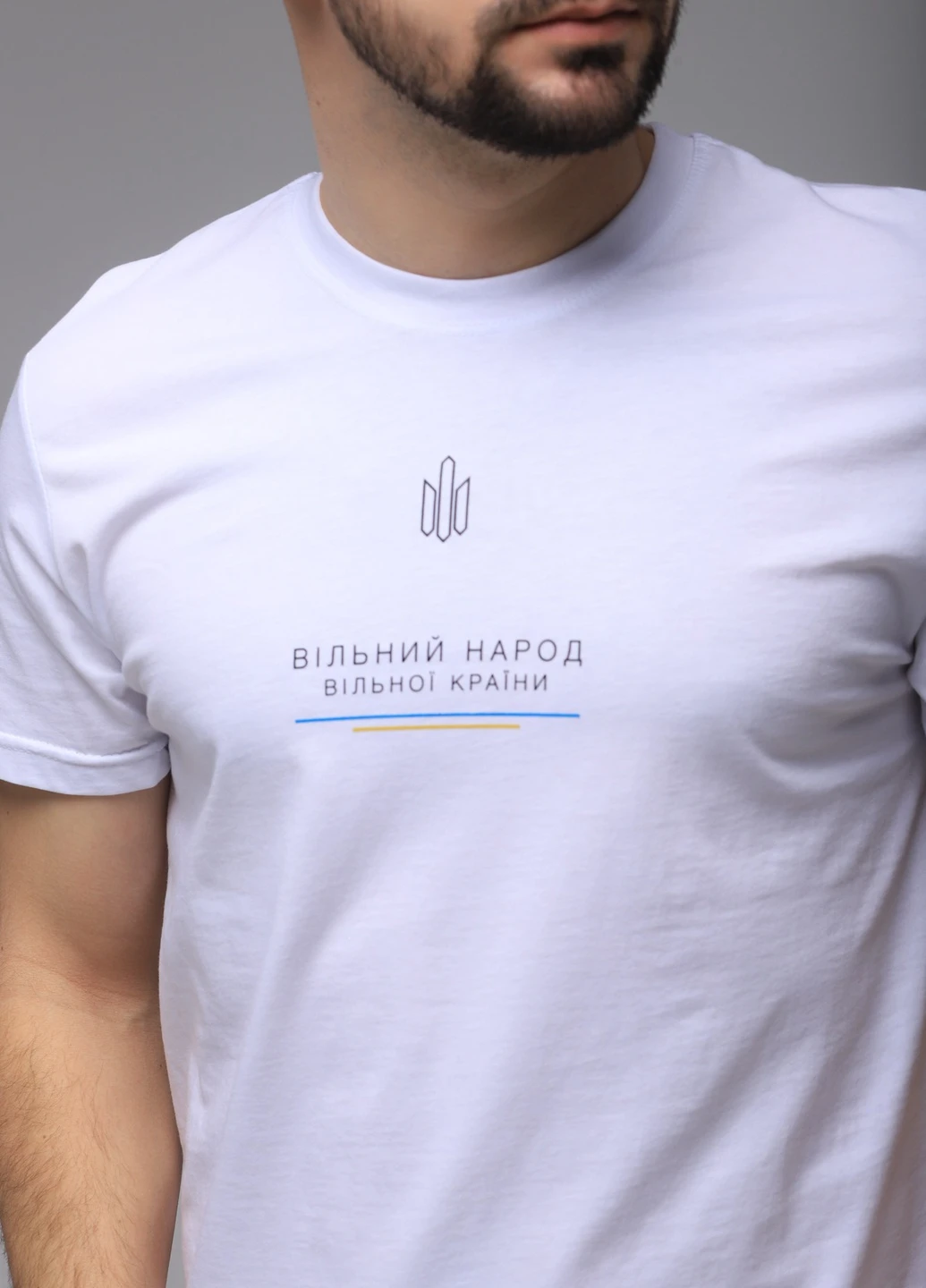 Белая футболка Demos