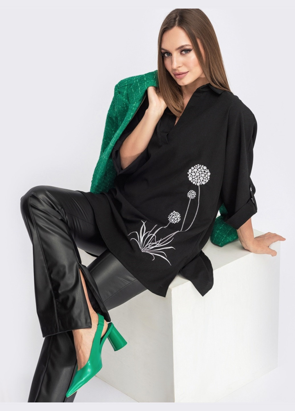 Чёрная черная блузка из тиара с вышивкой и шлёвками Dressa
