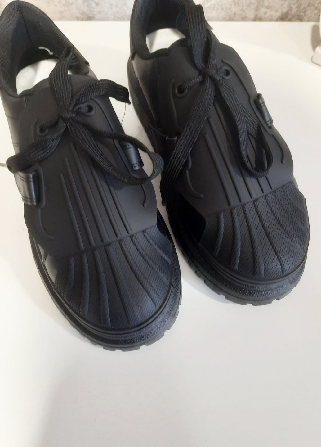 Черные кроссовки Adele