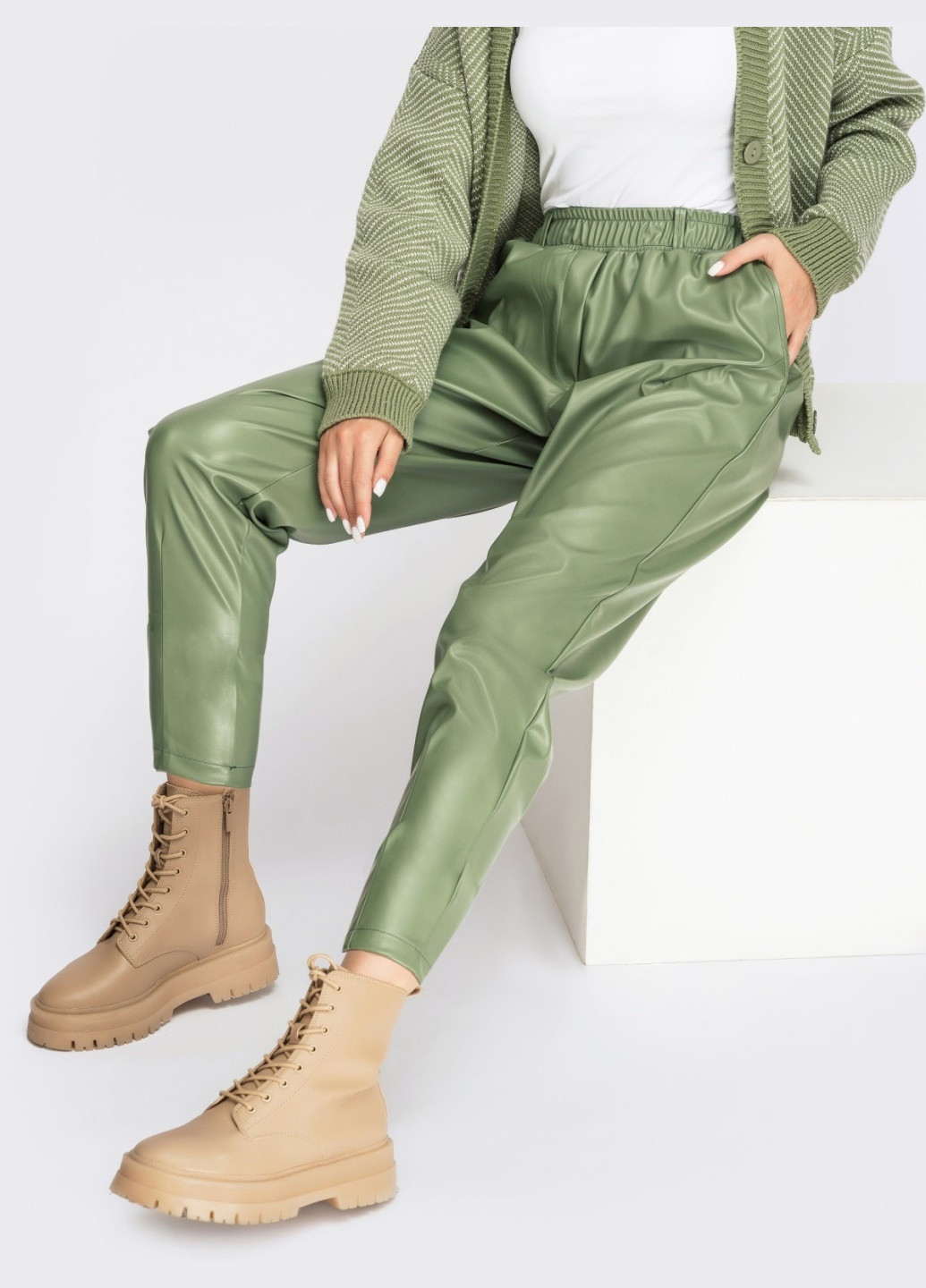 Зеленые кэжуал демисезонные зауженные брюки Dressa