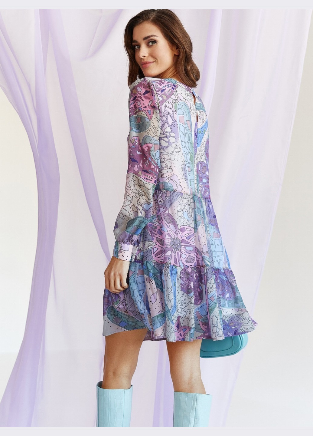 Сиреневое платье-трапеция из шифона в цветочный принт с вырезом сиреневое Dressa