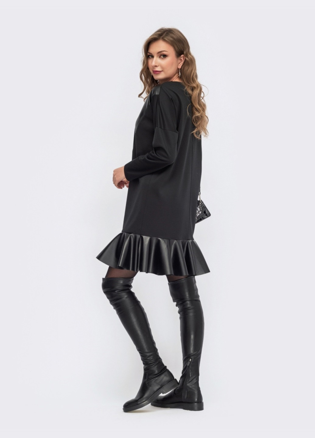 Черное черное платье с кожаным воланом по низу Dressa