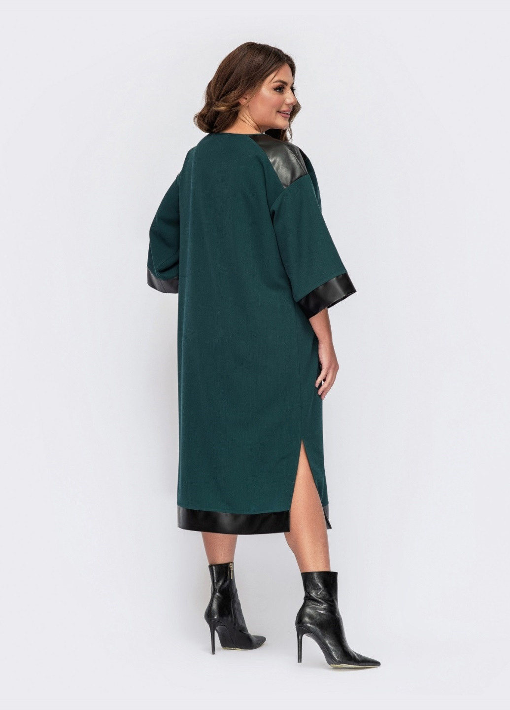 Изумрудное комбинированное платье батал с разрезами по бокам зеленое Dressa